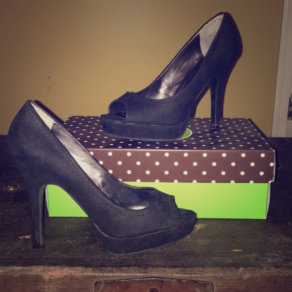 Candie’s Suede Heels in Black